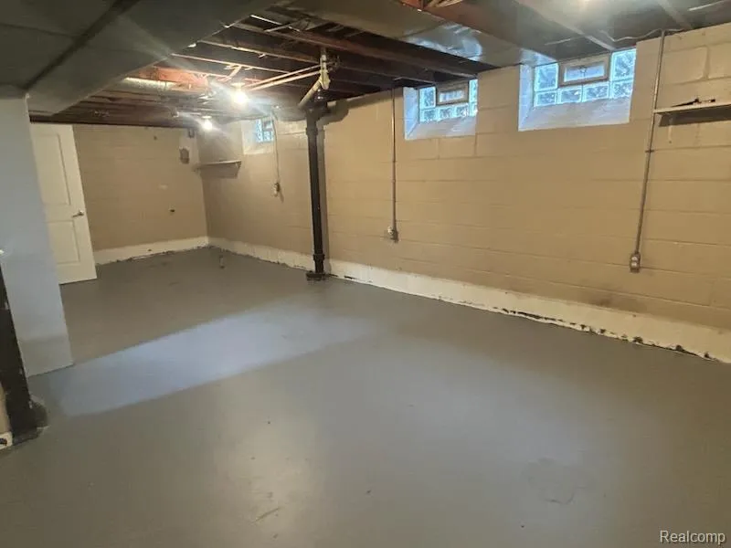 18500 Garfield Redford Charter Township, MI 48240