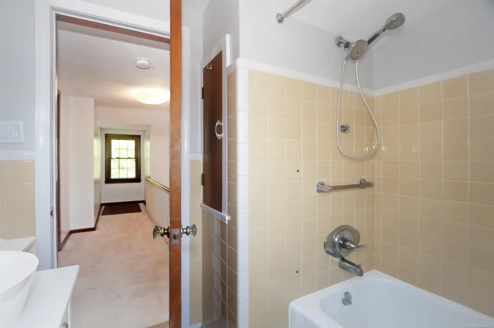 1723 Hawthorne Road Grosse Pointe Woods City, MI 48236