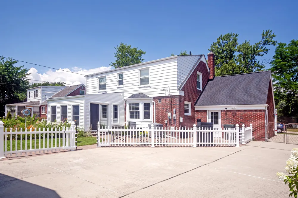 1723 Hawthorne Road Grosse Pointe Woods City, MI 48236