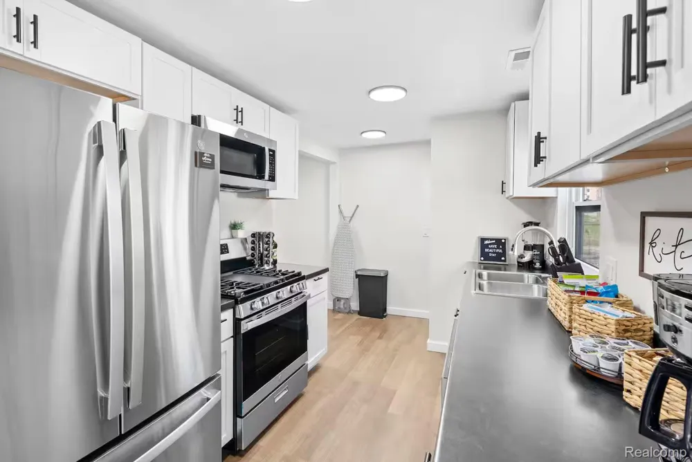 615 W Hodge Avenue Lansing City, MI 48910