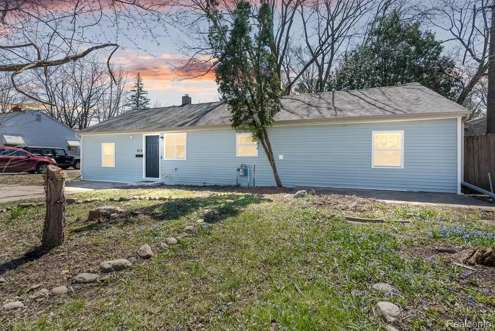 615 W Hodge Avenue Lansing City, MI 48910