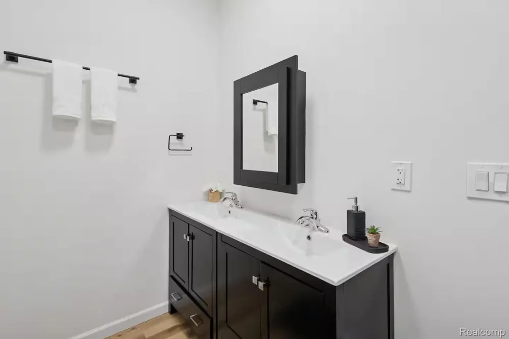909 Pine Street Lansing City, MI 48906