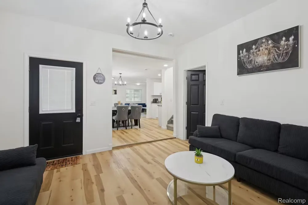 909 Pine Street Lansing City, MI 48906