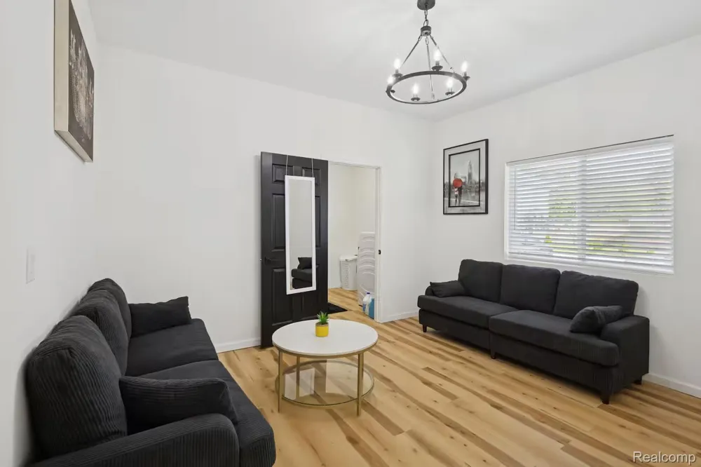 909 Pine Street Lansing City, MI 48906