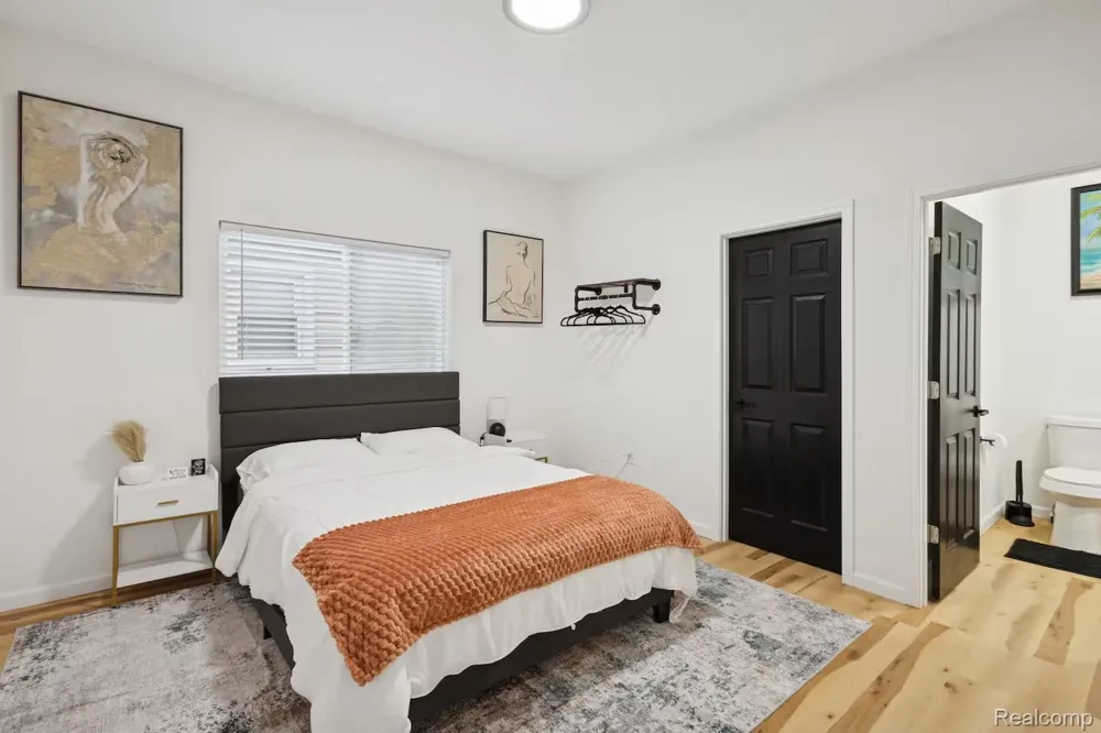 909 Pine Street Lansing City, MI 48906