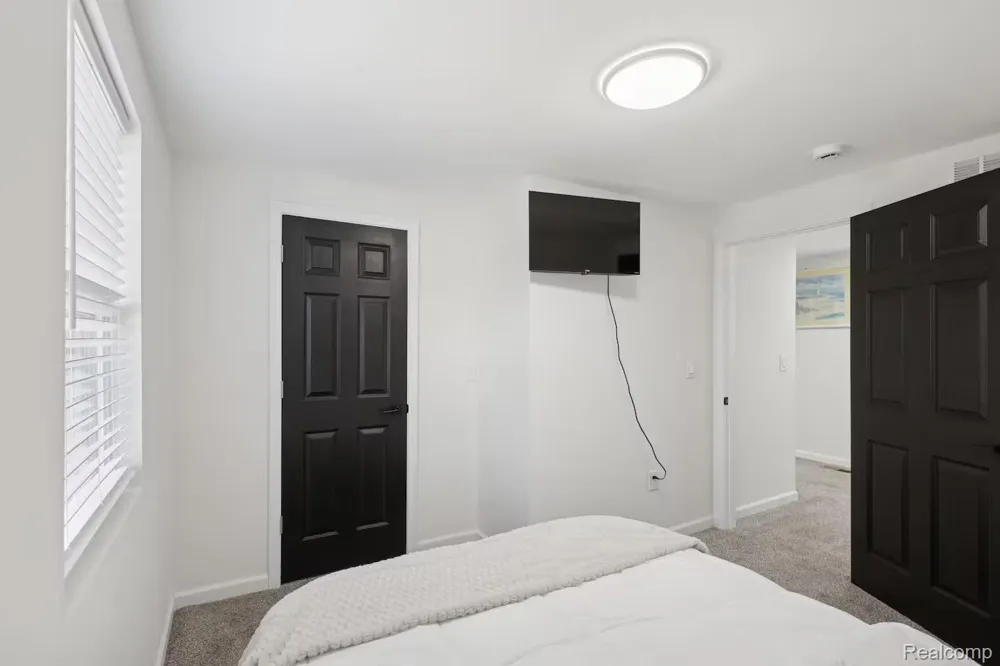 909 Pine Street Lansing City, MI 48906