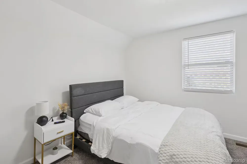 909 Pine Street Lansing City, MI 48906