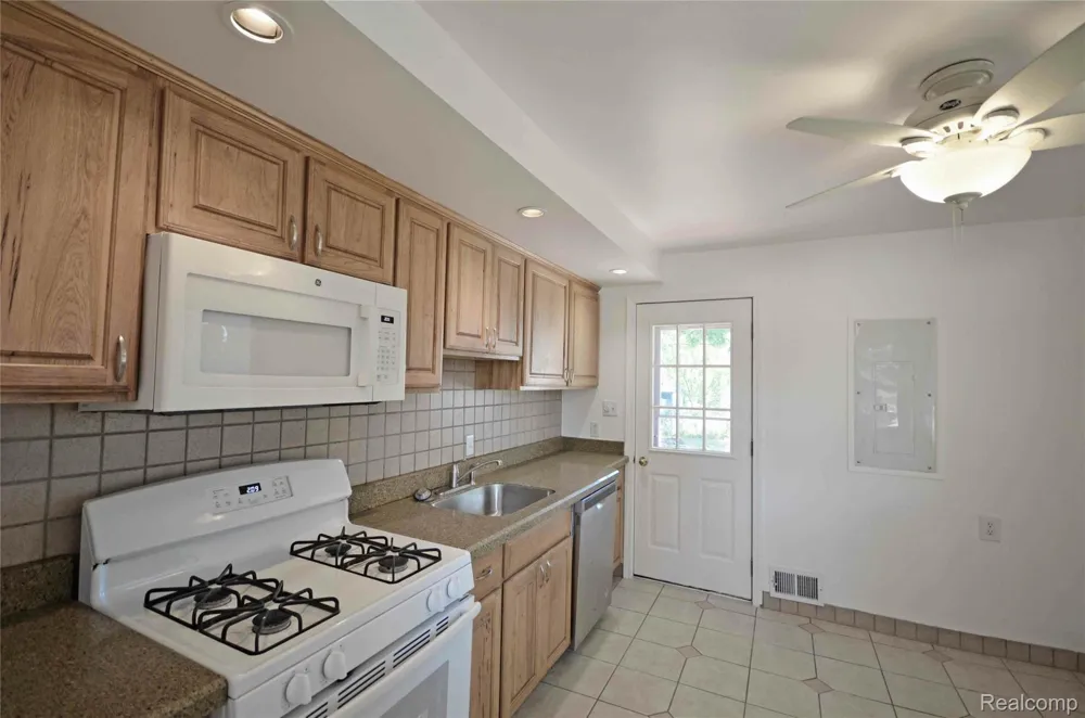 26550 Oakland Street Roseville City, MI 48066