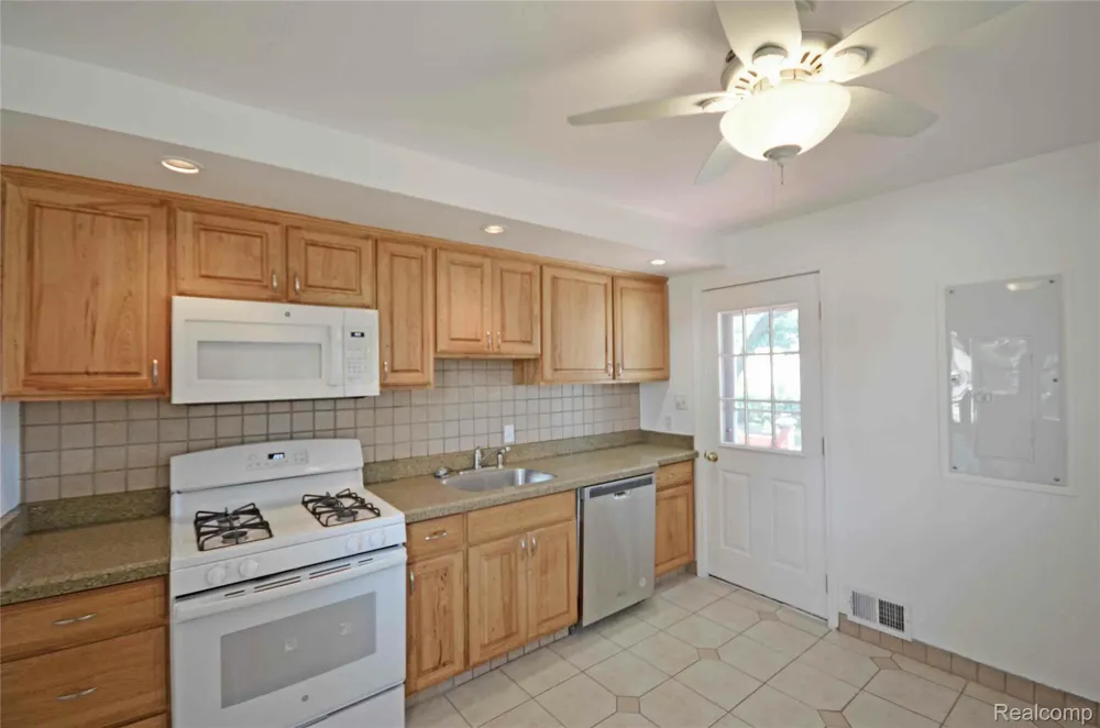 26550 Oakland Street Roseville City, MI 48066