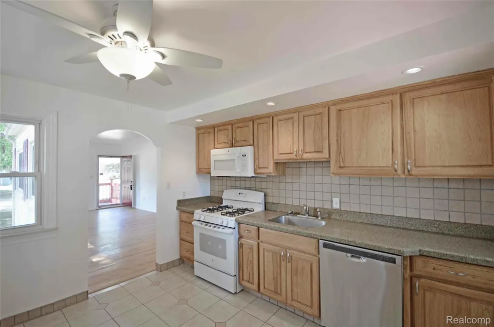 26550 Oakland Street Roseville City, MI 48066