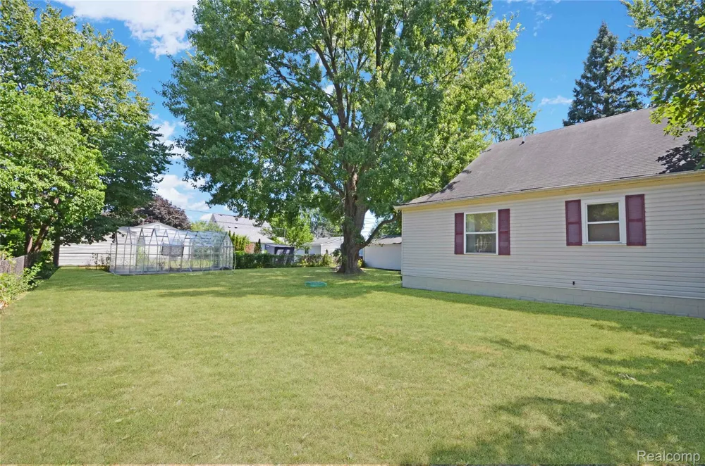 26550 Oakland Street Roseville City, MI 48066