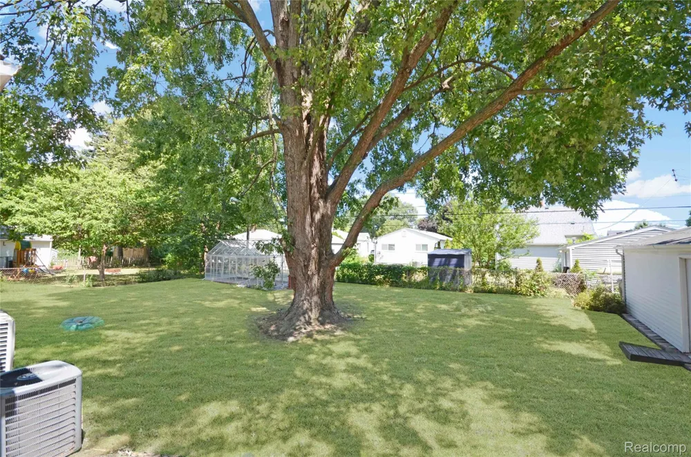 26550 Oakland Street Roseville City, MI 48066