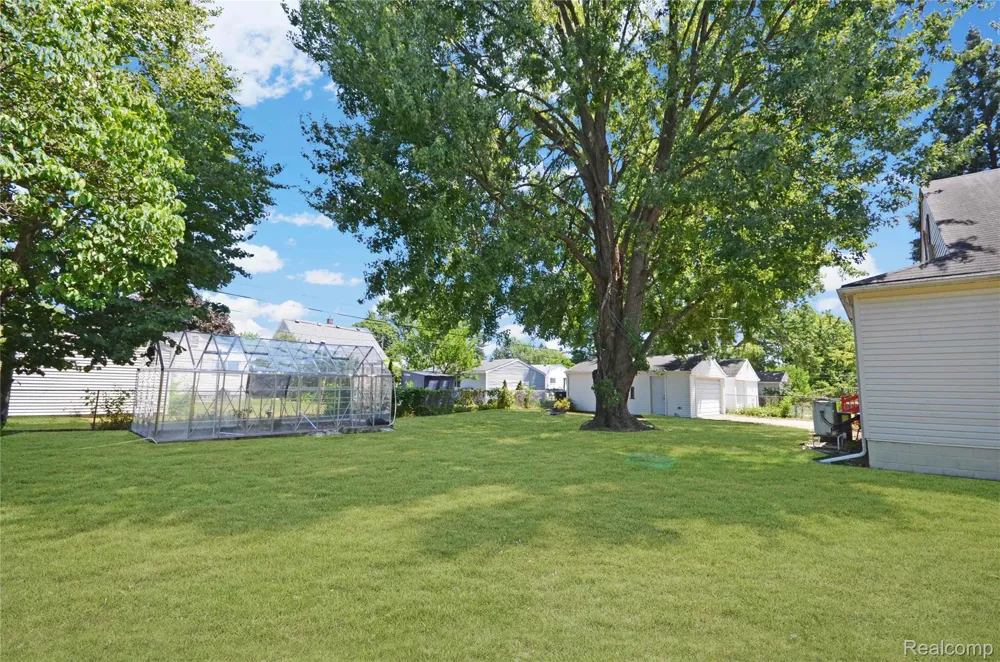 26550 Oakland Street Roseville City, MI 48066