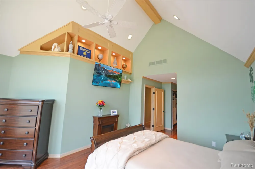 38048 Huron Pointe Drive Harrison Charter Township, MI 48045