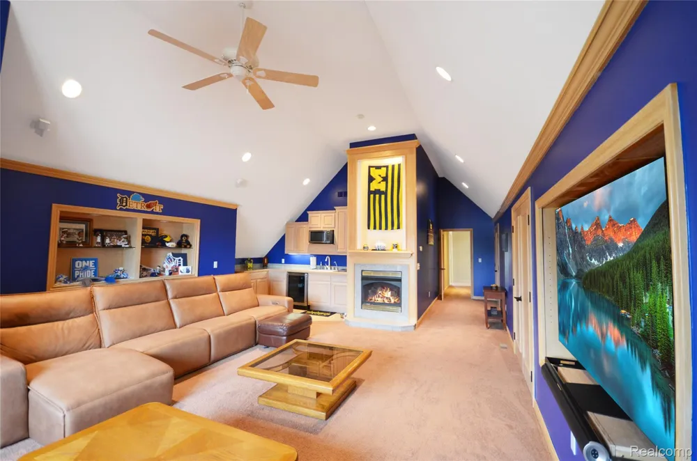 38048 Huron Pointe Drive Harrison Charter Township, MI 48045