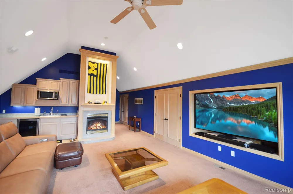 38048 Huron Pointe Drive Harrison Charter Township, MI 48045