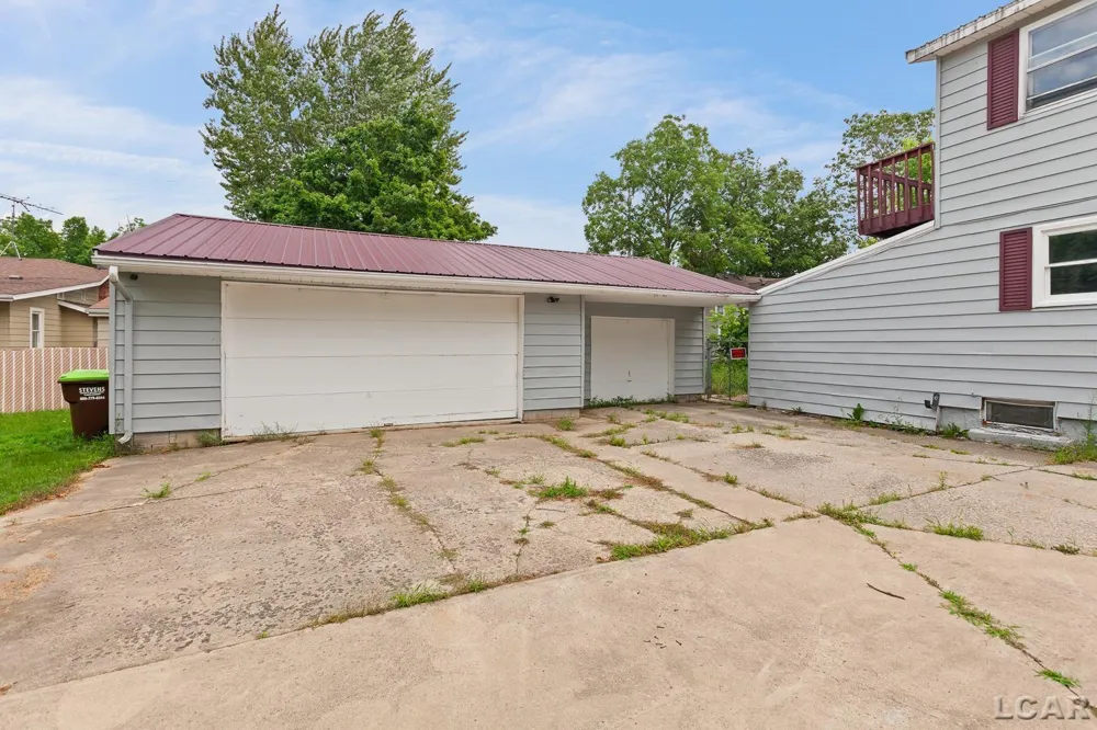 124 Bent Oak Avenue Adrian City, MI 49221