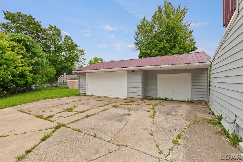 124 Bent Oak Avenue Adrian City, MI 49221