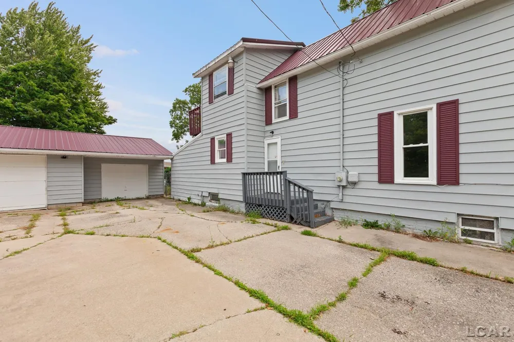 124 Bent Oak Avenue Adrian City, MI 49221