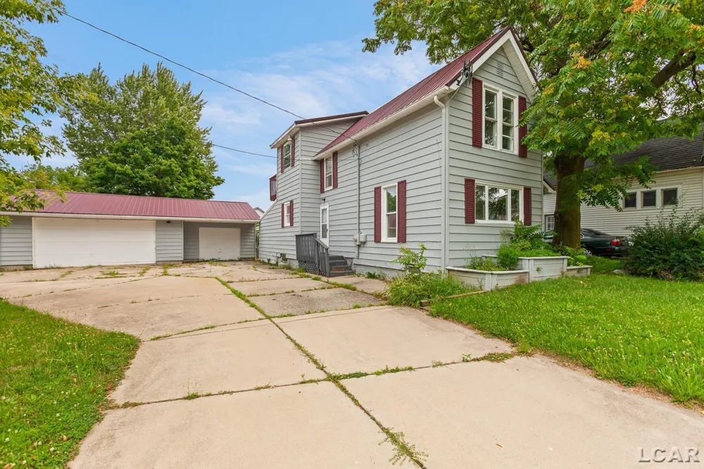 124 Bent Oak Avenue Adrian City, MI 49221