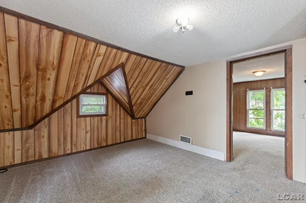 124 Bent Oak Avenue Adrian City, MI 49221