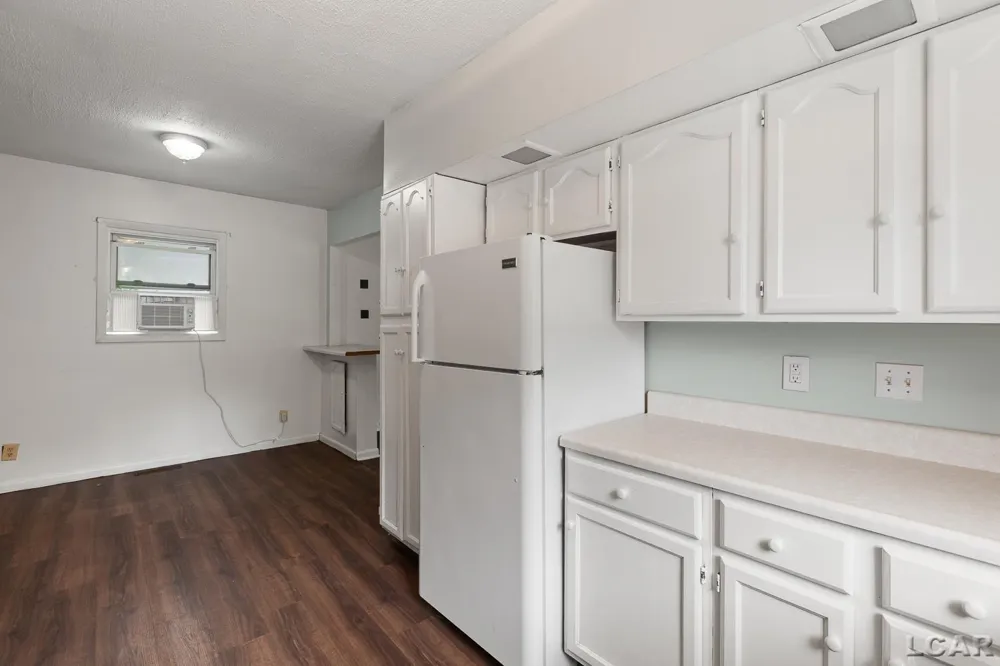 124 Bent Oak Avenue Adrian City, MI 49221