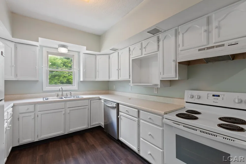 124 Bent Oak Avenue Adrian City, MI 49221
