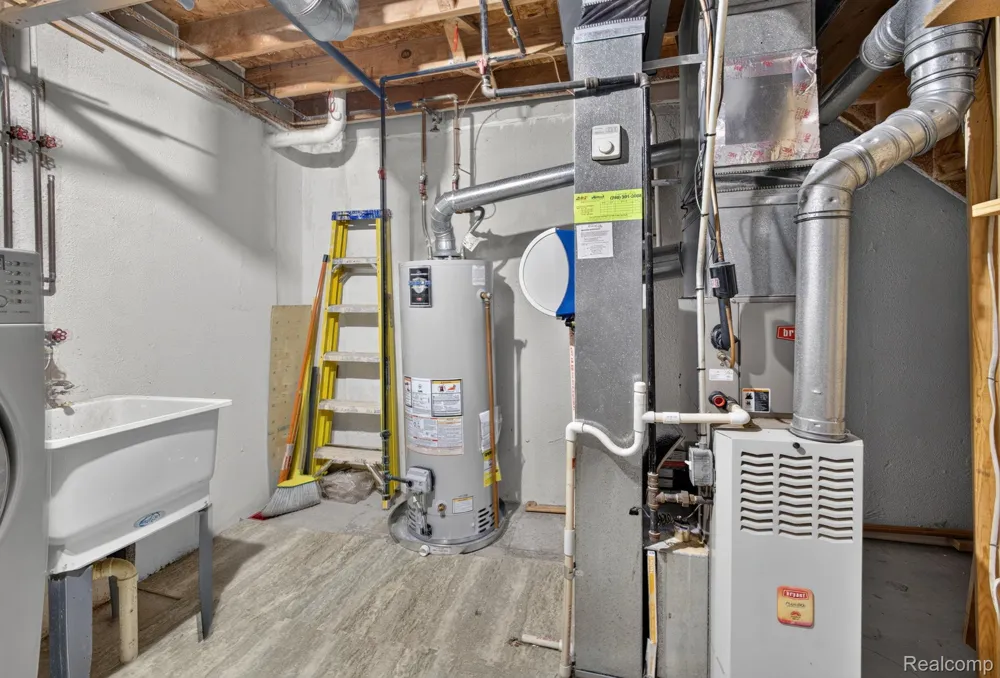 22204 Pondview Novi City, MI 48375