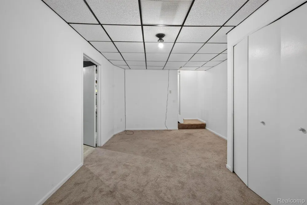 22204 Pondview Novi City, MI 48375