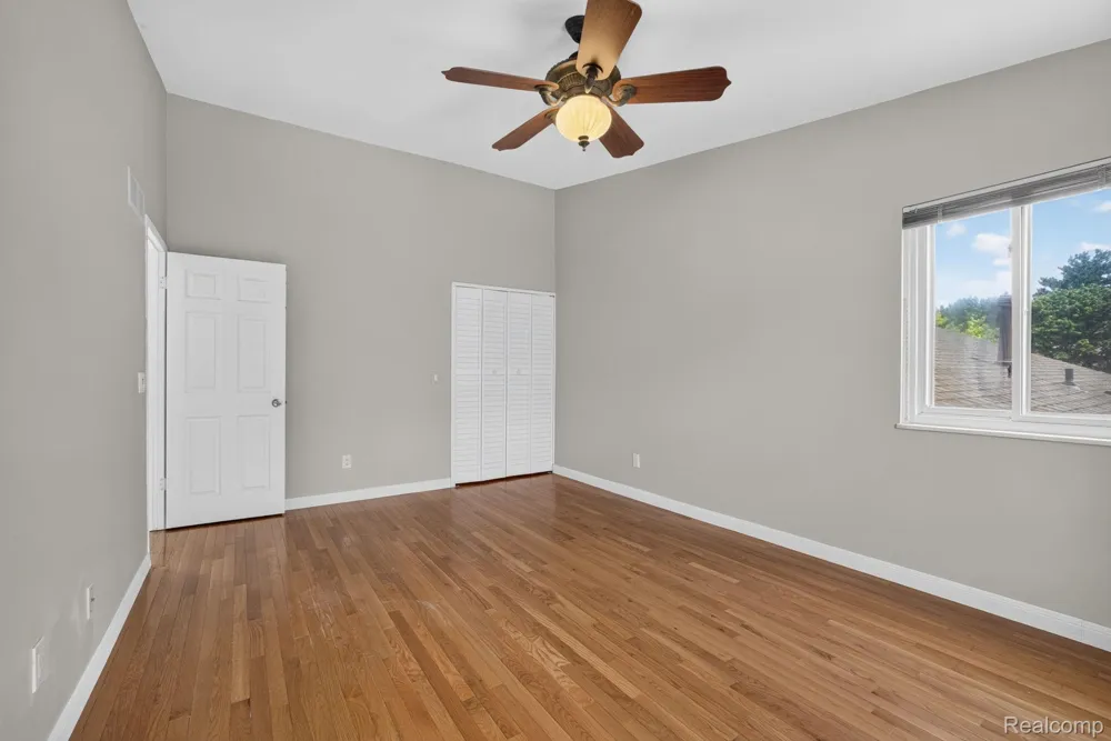 22204 Pondview Novi City, MI 48375