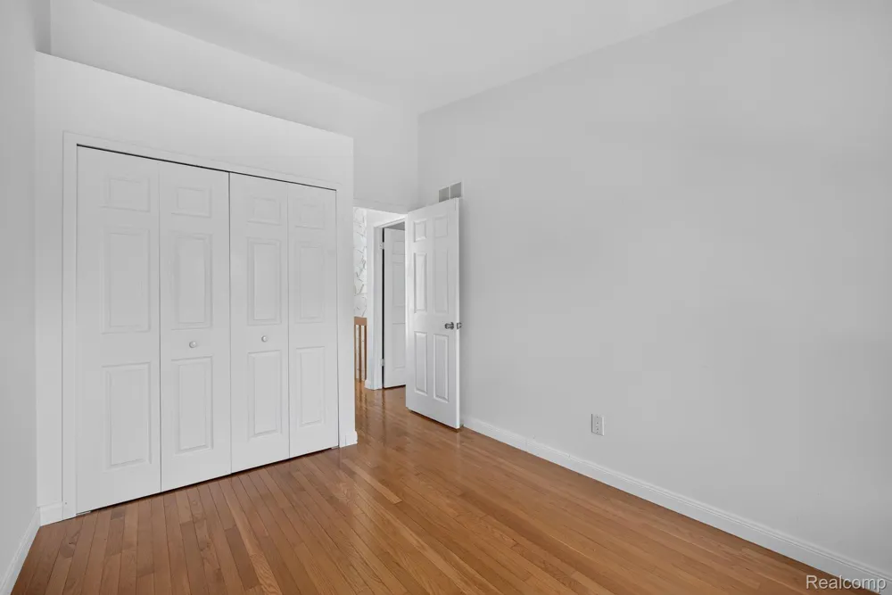 22204 Pondview Novi City, MI 48375
