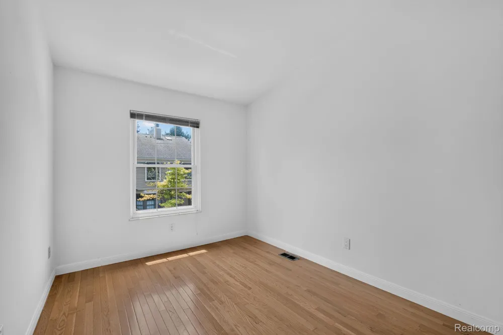22204 Pondview Novi City, MI 48375