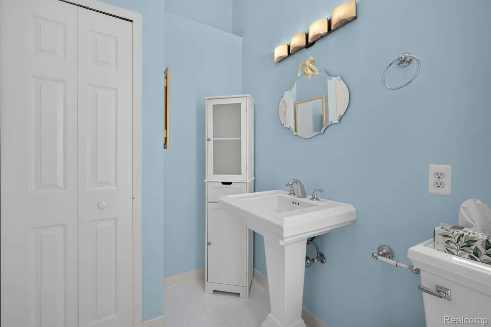 22204 Pondview Novi City, MI 48375