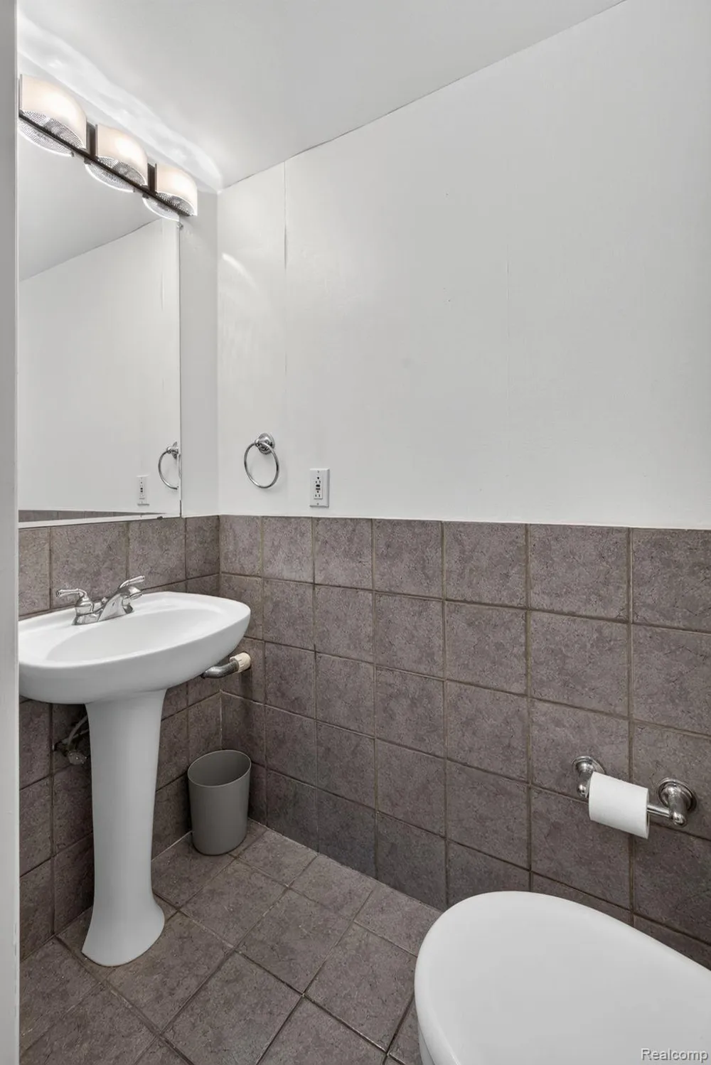 22204 Pondview Novi City, MI 48375