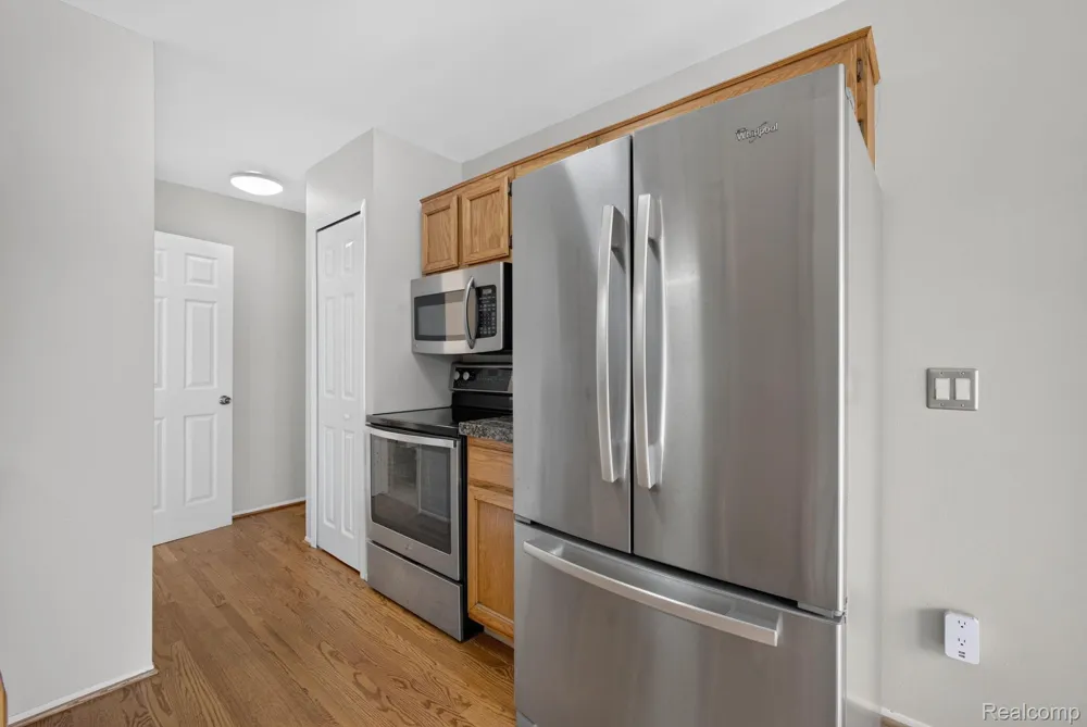22204 Pondview Novi City, MI 48375