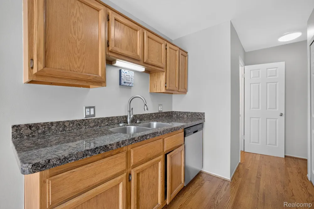 22204 Pondview Novi City, MI 48375