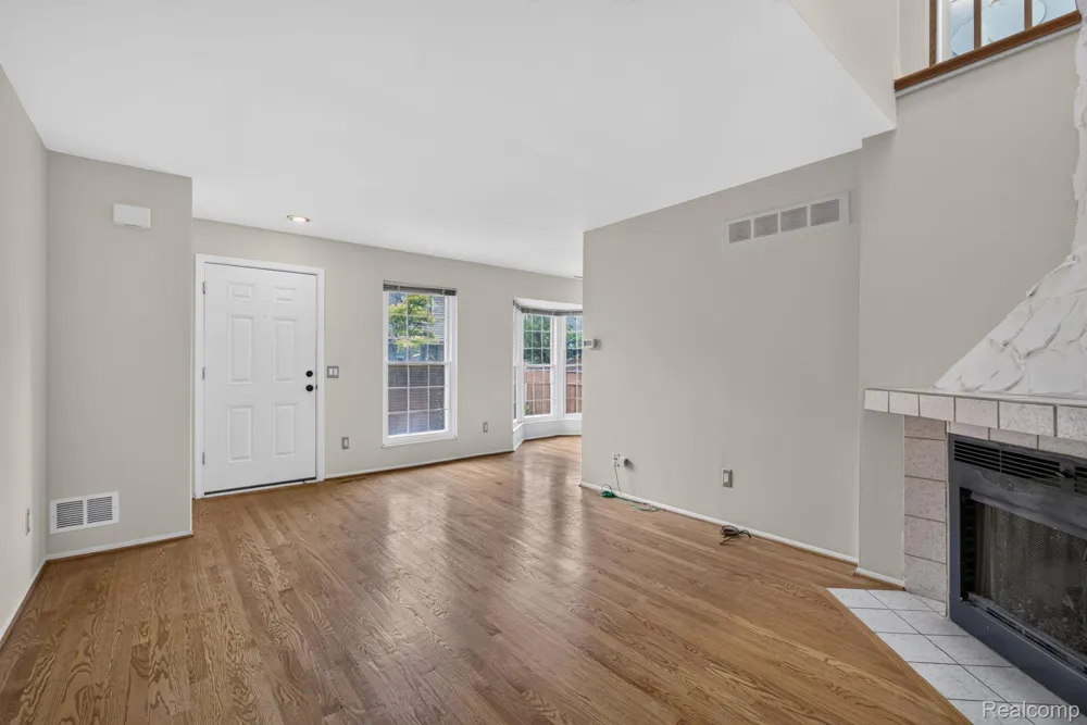 22204 Pondview Novi City, MI 48375