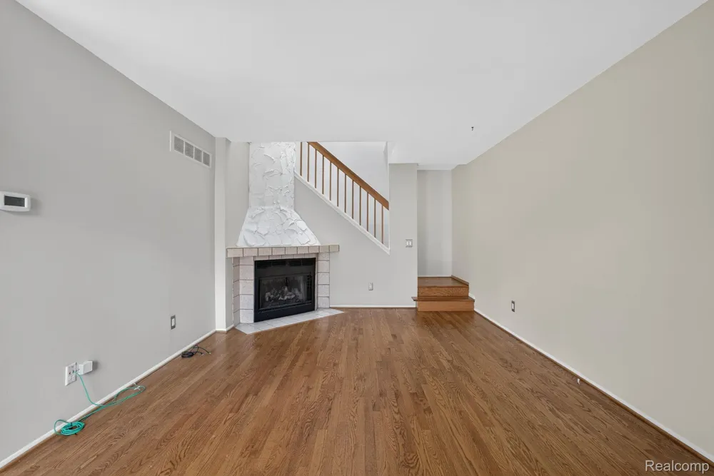 22204 Pondview Novi City, MI 48375