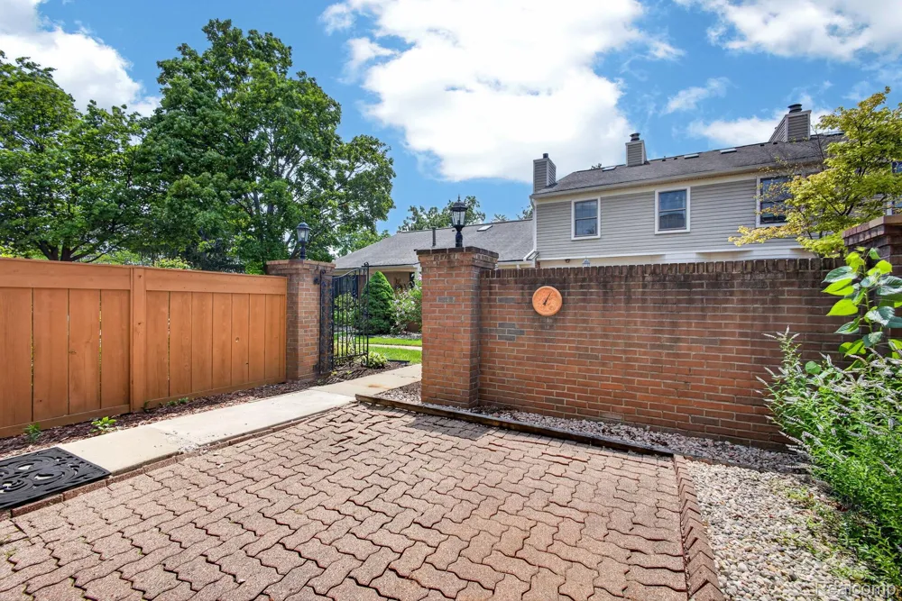 22204 Pondview Novi City, MI 48375