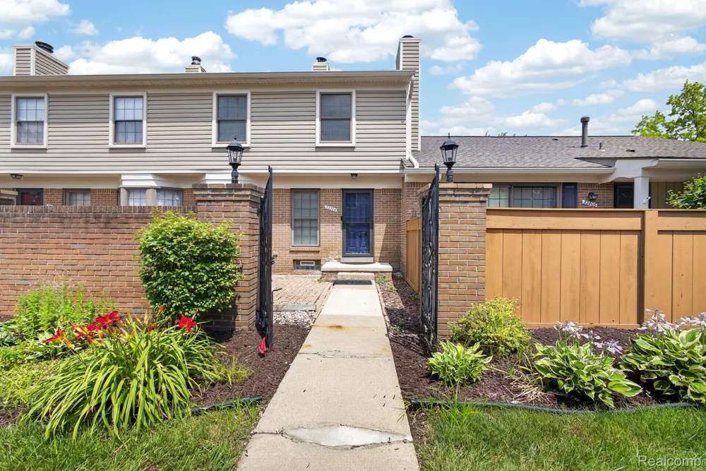 22204 Pondview Novi City, MI 48375