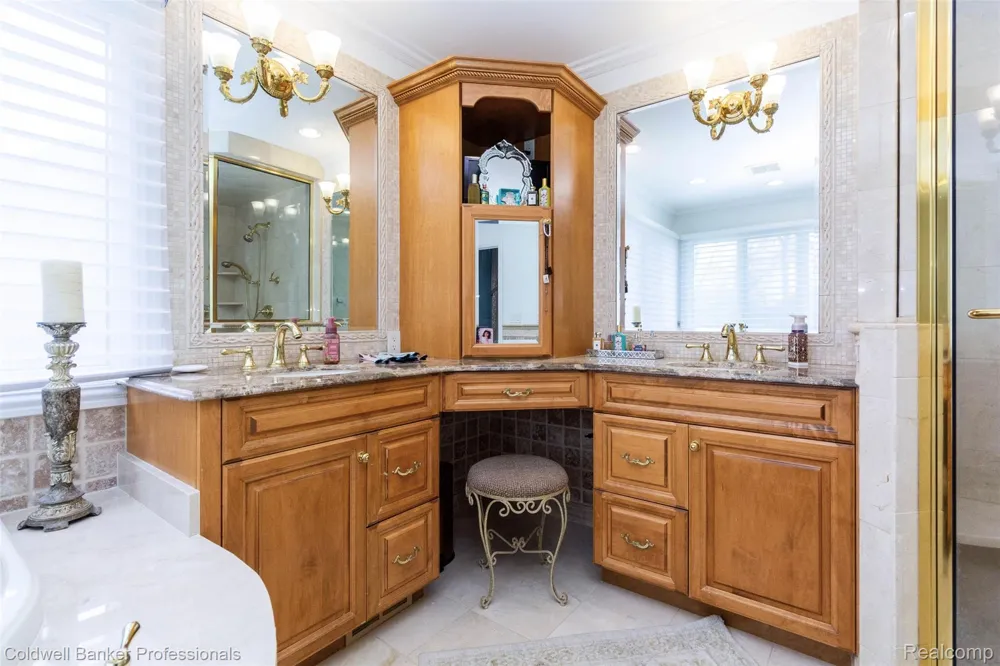 57177 Covington Drive Washington Township, MI 48094