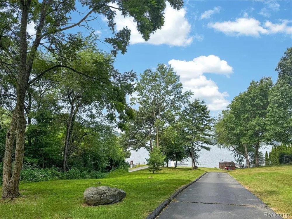 2818 Willow Court Orion Charter Township, MI 48360