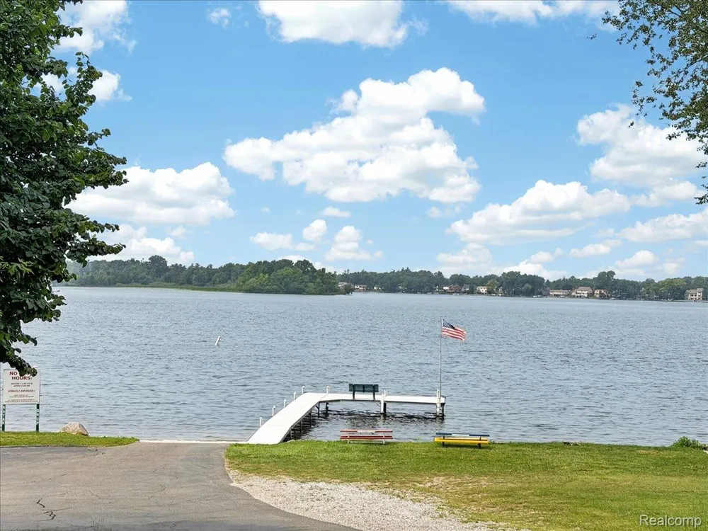 2818 Willow Court Orion Charter Township, MI 48360
