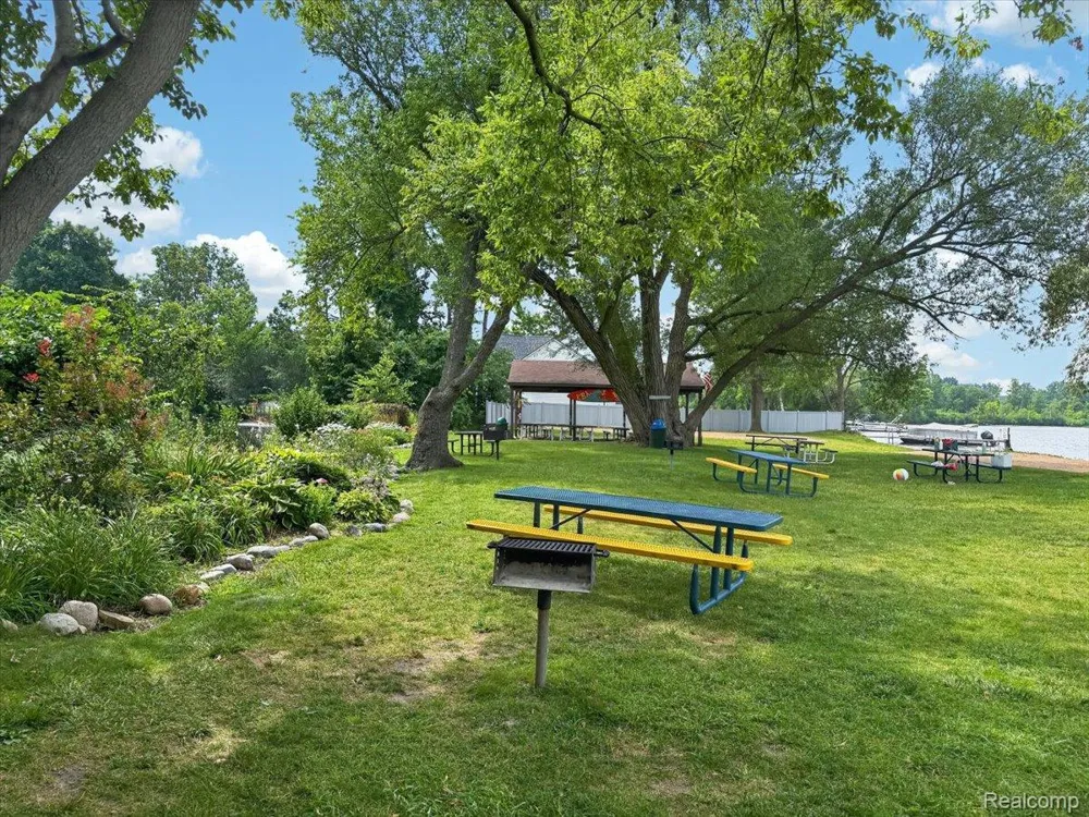 2818 Willow Court Orion Charter Township, MI 48360