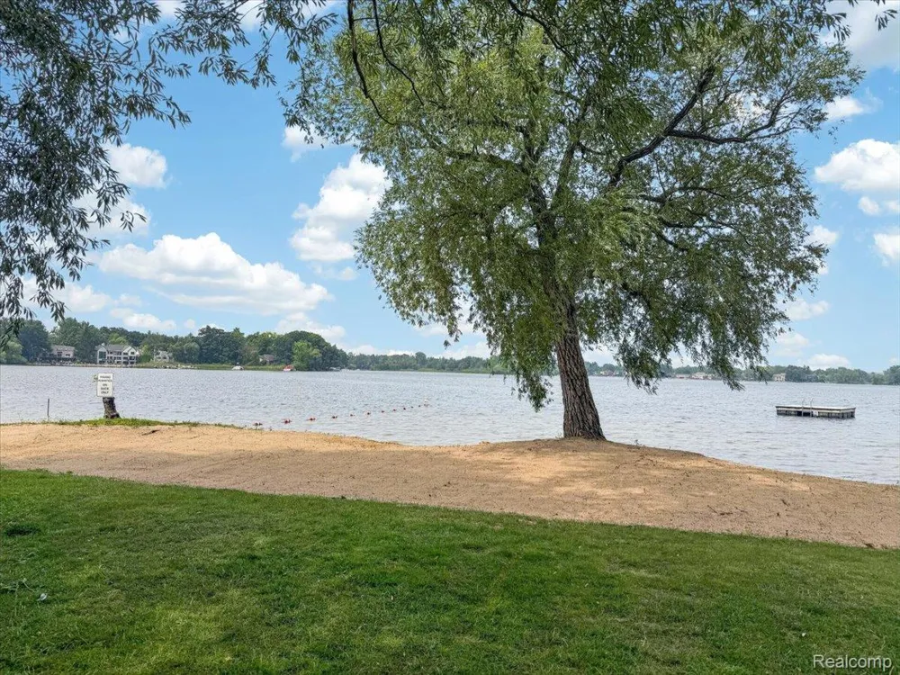 2818 Willow Court Orion Charter Township, MI 48360