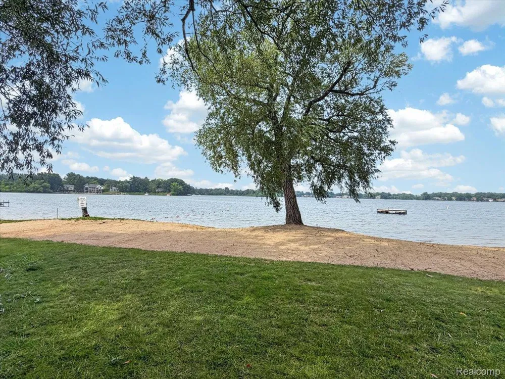 2818 Willow Court Orion Charter Township, MI 48360