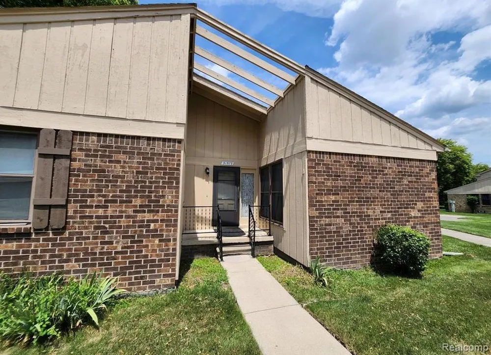 31573 GREEN MEADOW LANE Warren City, MI 48093