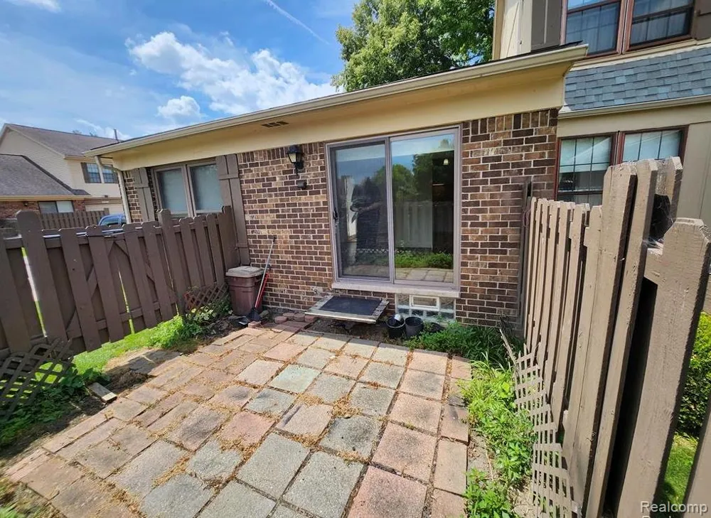 31573 GREEN MEADOW LANE Warren City, MI 48093