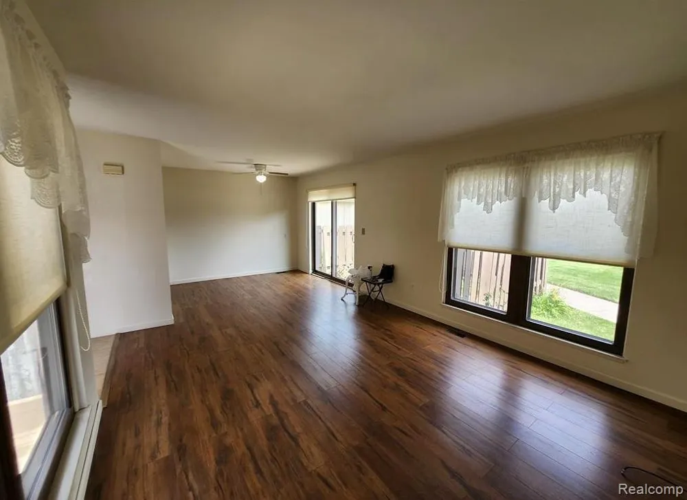 31573 GREEN MEADOW LANE Warren City, MI 48093