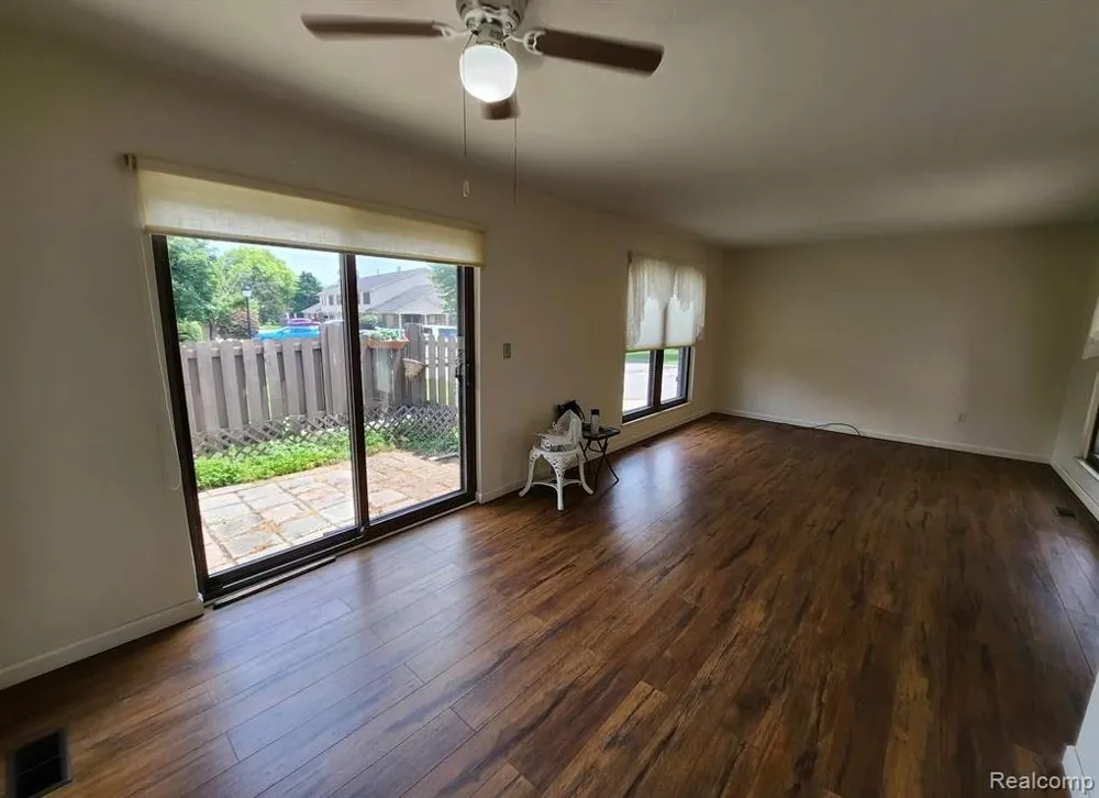 31573 GREEN MEADOW LANE Warren City, MI 48093